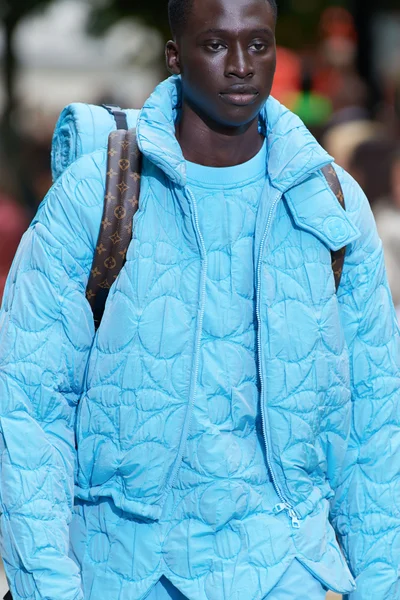 Look 100